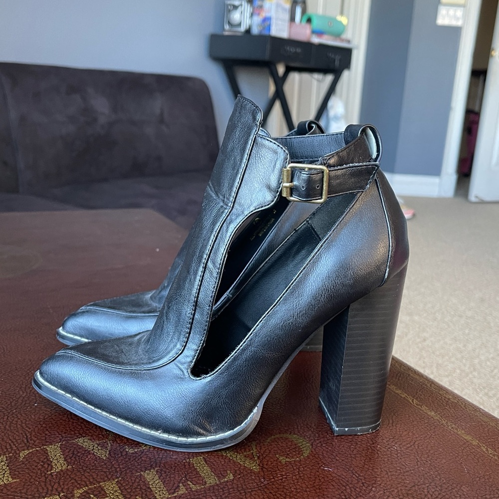 Liliana size 9 black cutout heels